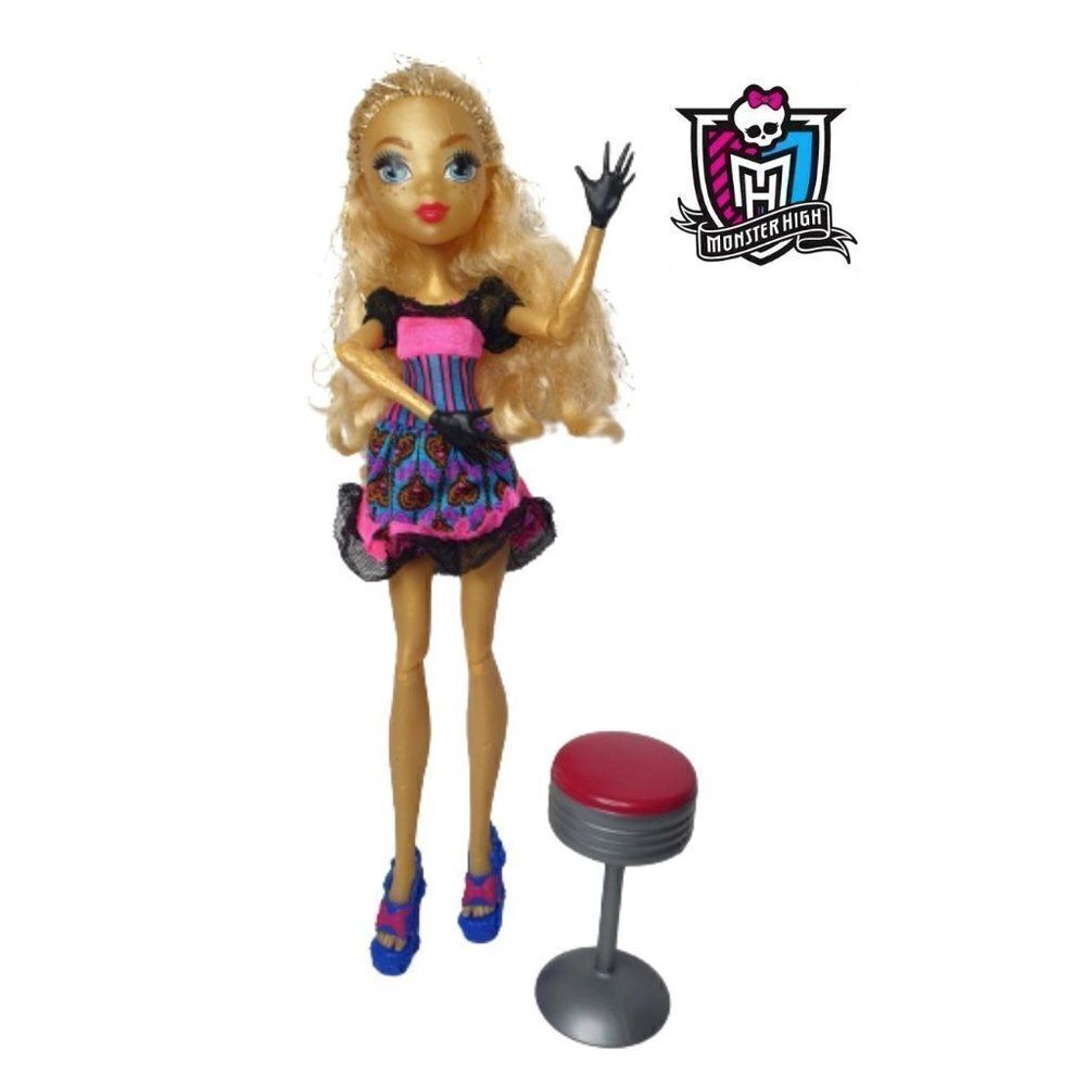 Monster High Dayna Treasure Jones Shriekwrecked Fashion Doll and Chair Bundle